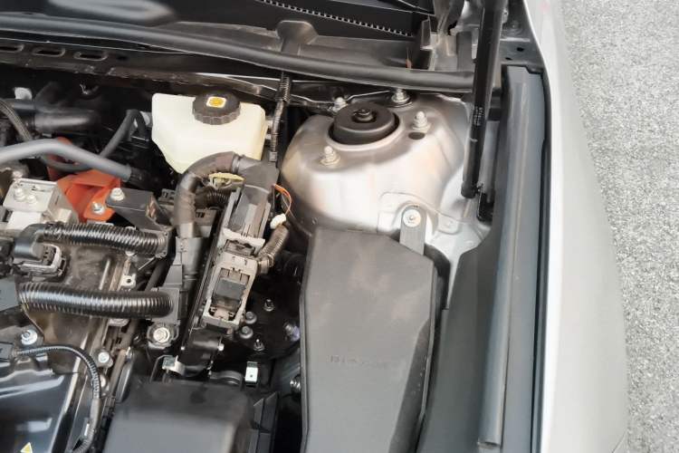 Used Toyota Avalon 2024 Dual-Engine 2.5L XLE Premium Edition Engine Bay Left