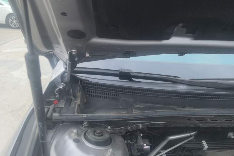 Used Toyota Avalon 2024 Dual-Engine 2.5L XLE Premium Edition Engine Bay Right