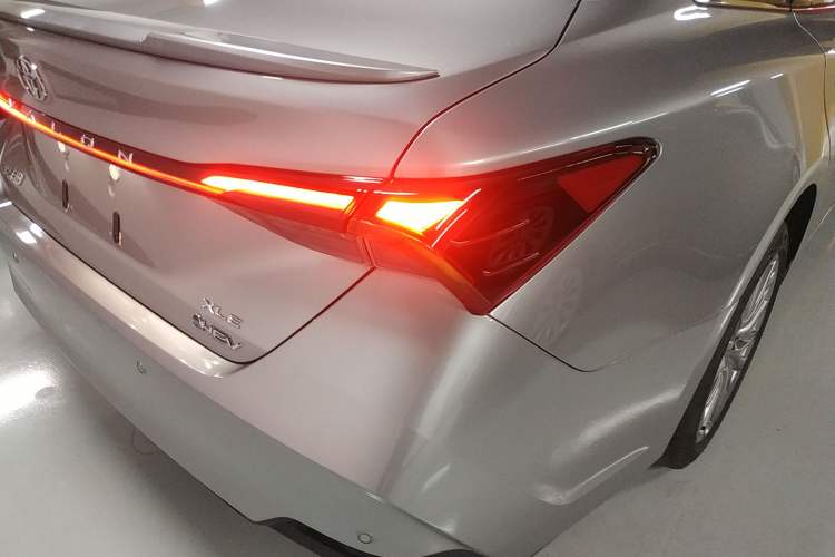 Used Toyota Avalon 2024 Dual-Engine 2.5L XLE Premium Edition Exterior 3