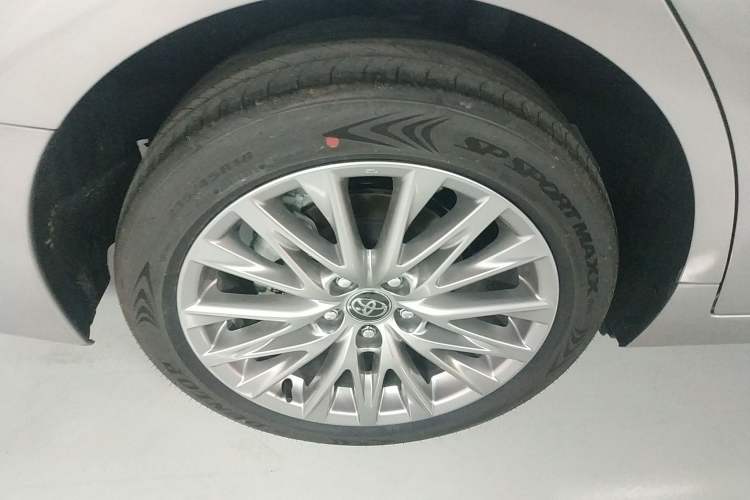 Used Toyota Avalon 2024 Dual-Engine 2.5L XLE Premium Edition Exterior 5