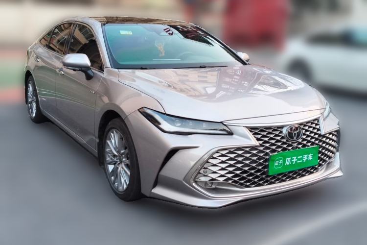 Used Toyota Avalon 2024 Dual-Engine 2.5L XLE Premium Edition Front Right 45 Deg