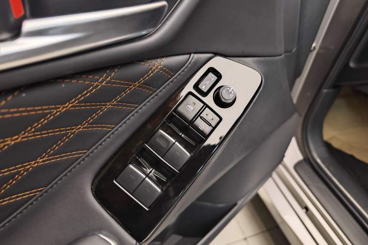 Used Toyota Avalon 2024 Dual-Motor 2.0L Luxury Edition Interior 3