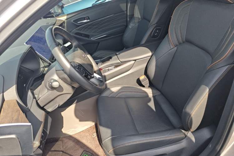 Used Toyota Avalon 2024 Dual-Engine 2.5L XLE Premium Edition Left Front Seat