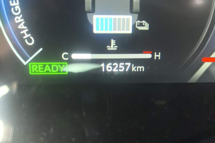 Used Toyota Avalon 2024 Dual-Engine 2.5L XLE Premium Edition Odometer Close Up