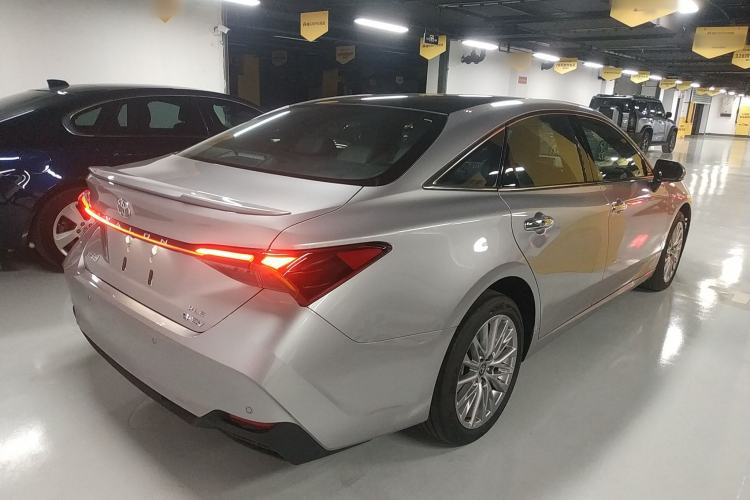 Used Toyota Avalon 2024 Dual-Engine 2.5L XLE Premium Edition Rear Right 45 Deg