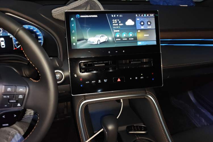 Used Toyota Avalon 2024 Dual-Engine 2.5L XLE Premium Edition Audio And AC Panel
