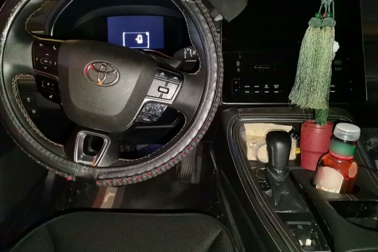 Used Toyota Avalon 2024 Dual-Motor 2.0L Premium Edition Center Console