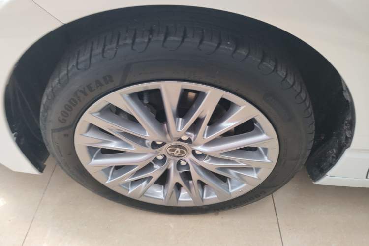 Used Toyota Avalon 2024 Dual-Engine 2.5L XLE Premium Edition Exterior 4