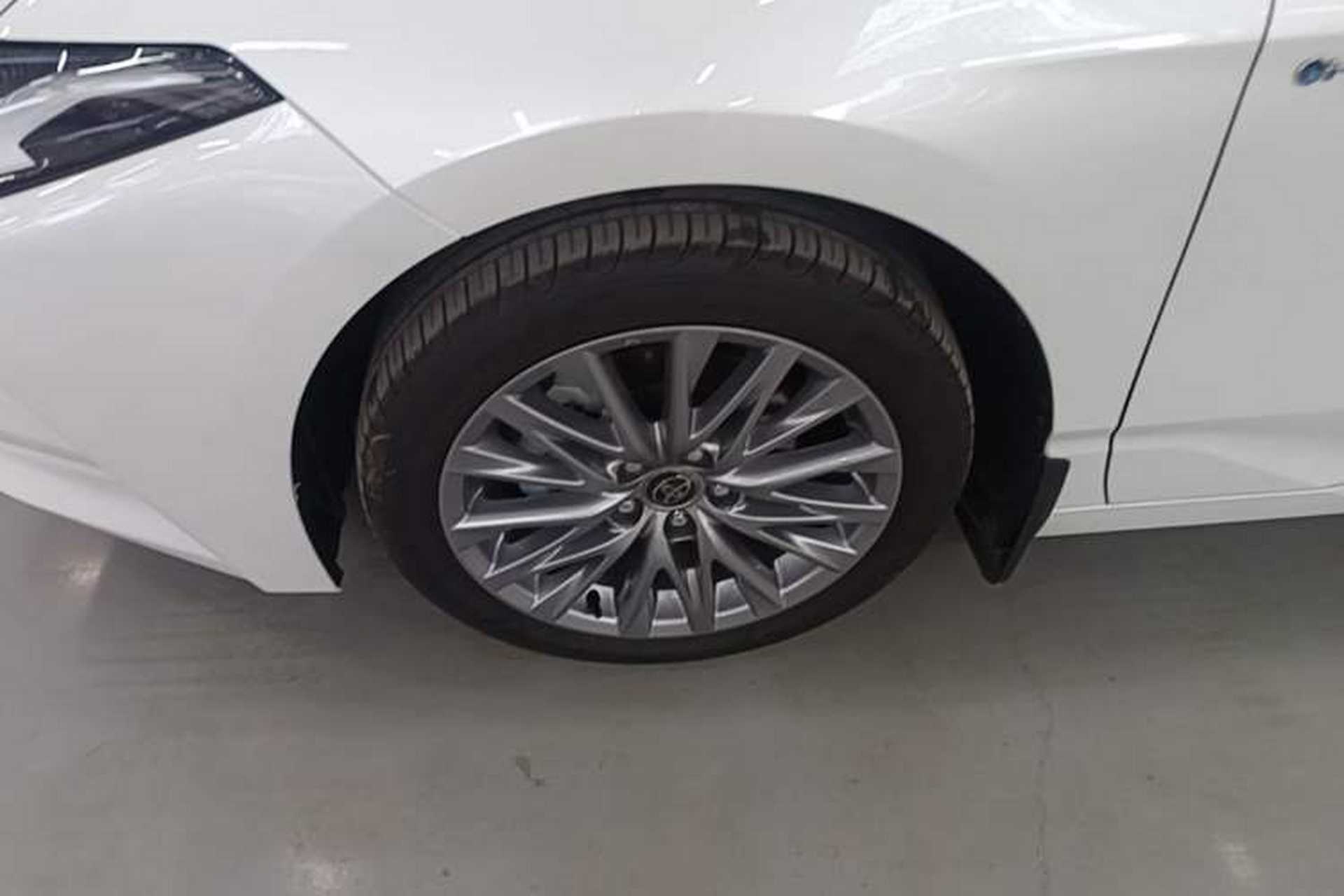 Used Toyota Avalon 2024 Dual-Engine 2.5L XLE Premium Edition Exterior 4