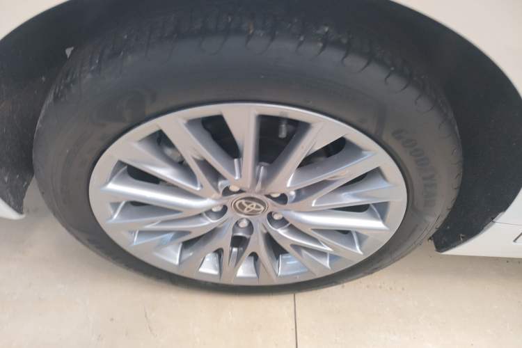 Used Toyota Avalon 2024 Dual-Engine 2.5L XLE Premium Edition Exterior 5