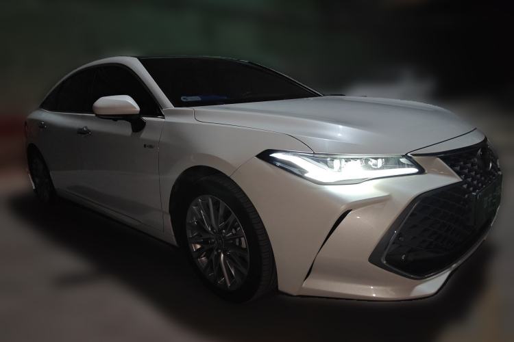 Used Toyota Avalon 2024 Dual-Engine 2.5L XLE Premium Edition Front Right 45 Deg