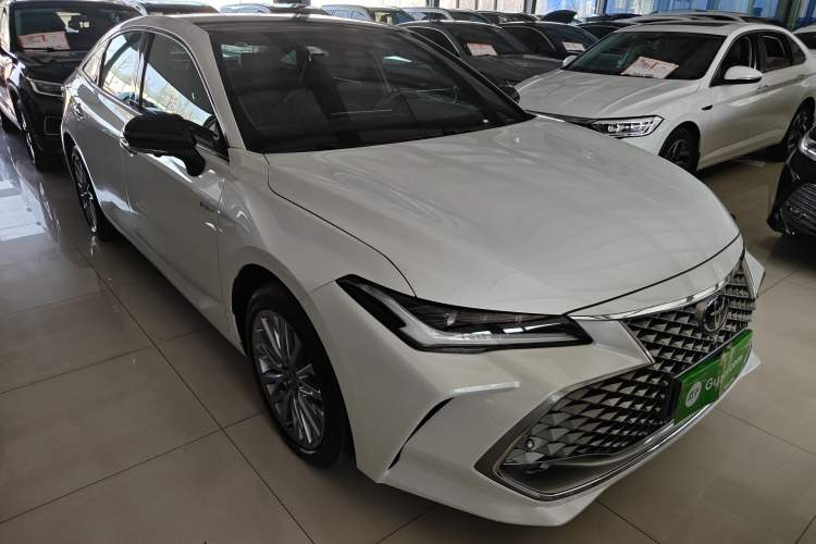 Used Toyota Avalon 2024 Dual-Engine 2.5L XLE Premium Edition Front Right 45 Deg