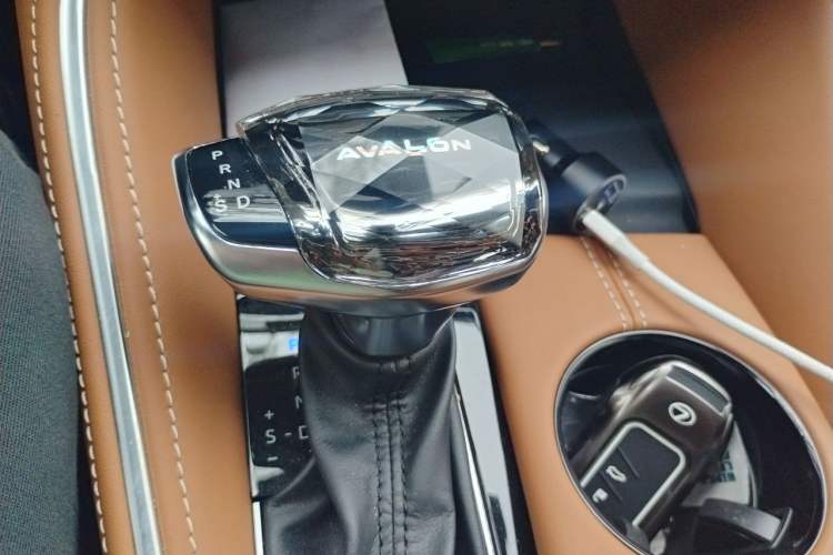 Used Toyota Avalon 2024 Dual-Motor 2.0L Premium Edition Gear Lever