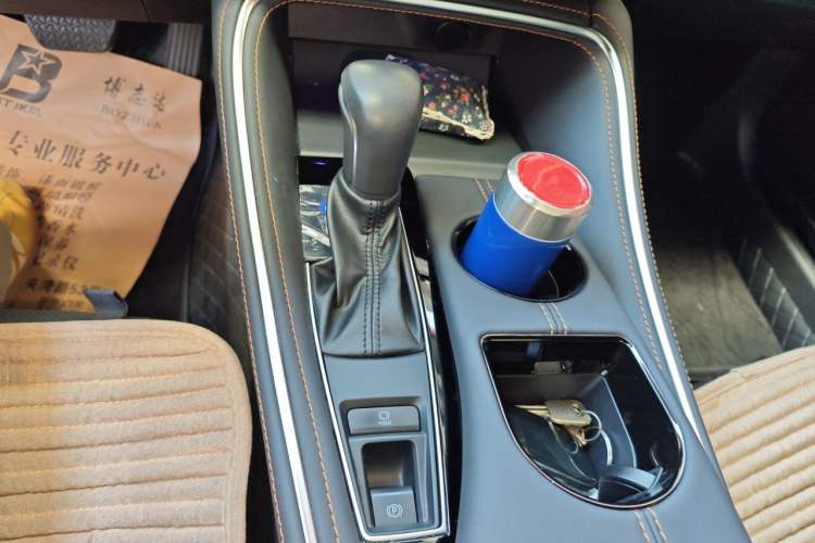 Used Toyota Avalon 2024 Dual-Engine 2.5L XLE Premium Edition Gear Lever