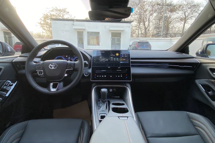 Used Toyota Avalon 2024 Dual-Engine 2.5L XLE Premium Edition Interior 1