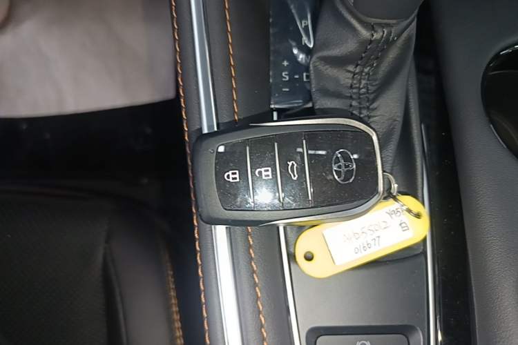 Used Toyota Avalon 2024 Dual-Engine 2.5L XLE Premium Edition Interior 1