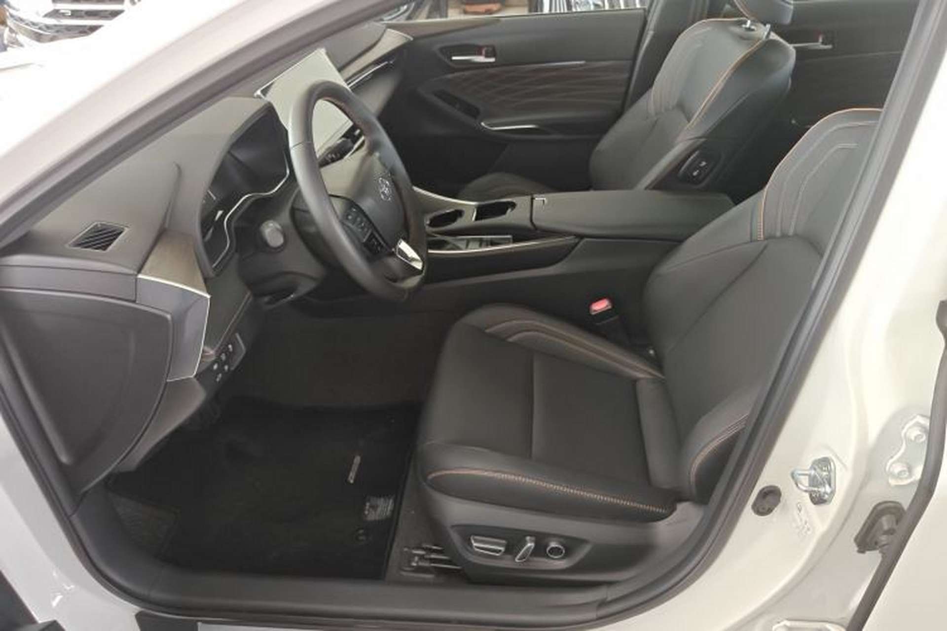 Used Toyota Avalon 2024 Dual-Engine 2.5L XLE Premium Edition Left Front Seat