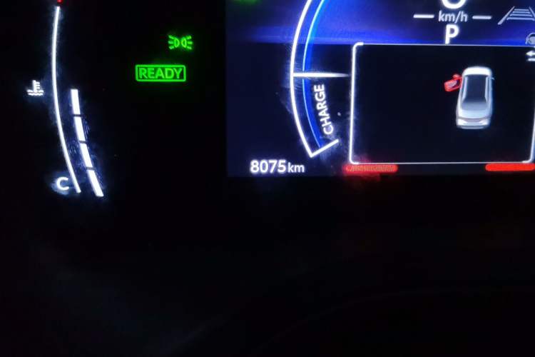 Used Toyota Avalon 2024 Dual-Motor 2.0L Premium Edition Odometer Close Up
