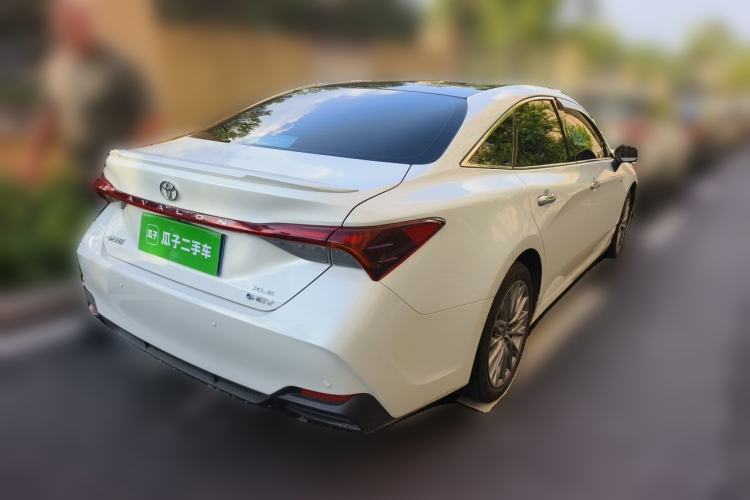 Used Toyota Avalon 2024 Dual-Engine 2.5L XLE Premium Edition Rear Right 45 Deg