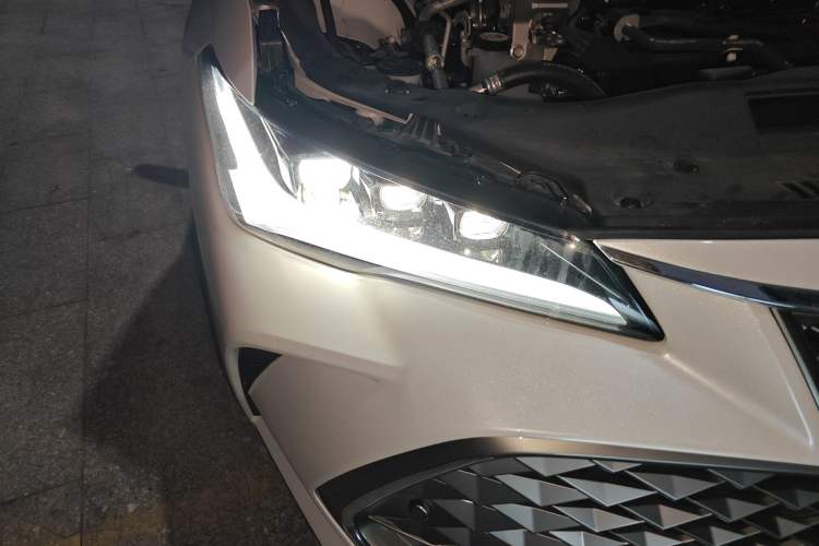 Used Toyota Avalon 2024 Dual-Engine 2.5L XLE Premium Edition Right Front Headlight