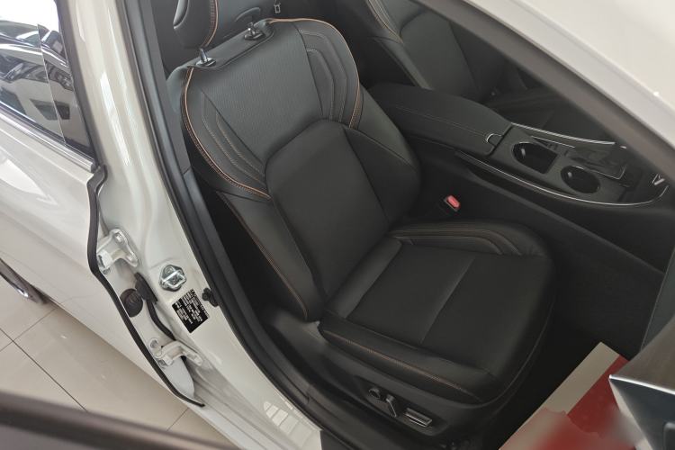 Used Toyota Avalon 2024 Dual-Engine 2.5L XLE Premium Edition Right Front Seat