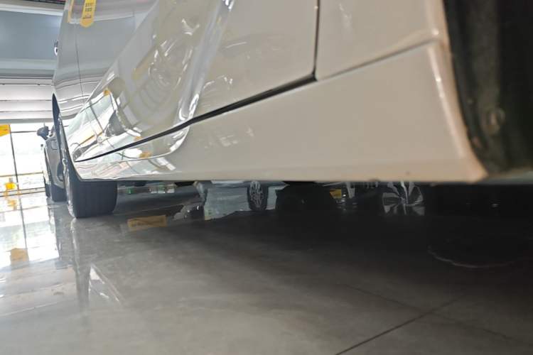 Used Toyota Avalon 2024 Dual-Motor 2.0L Luxury Edition Right Side Sill