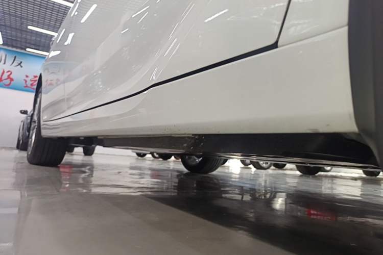 Used Toyota Avalon 2024 Dual-Engine 2.5L XLE Premium Edition Right Side Sill