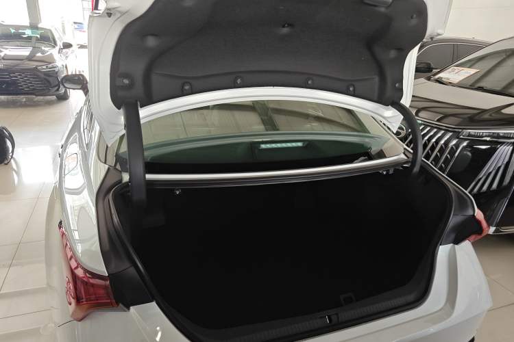Used Toyota Avalon 2024 Dual-Engine 2.5L XLE Premium Edition Trunk