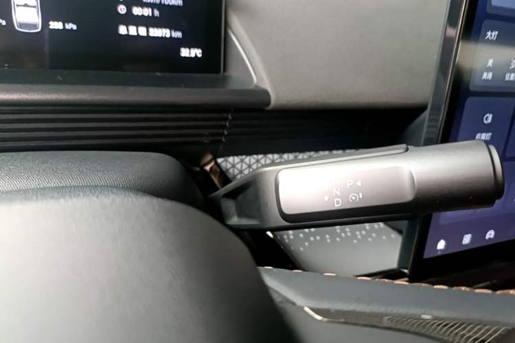 Used Toyota BZ 3X 2025 520 Pro+ LiDAR Edition Gear Lever