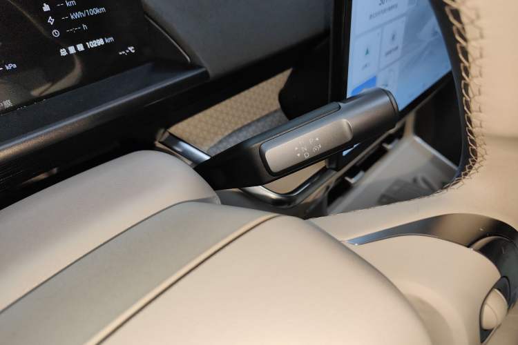 Used Toyota BZ 3X 2025 520 Pro+ LiDAR Edition Gear Lever