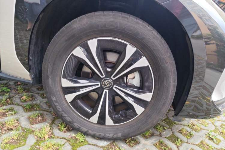 Used Toyota BZ 4X 2024 615 AIR Edition Right Front Wheel Hub