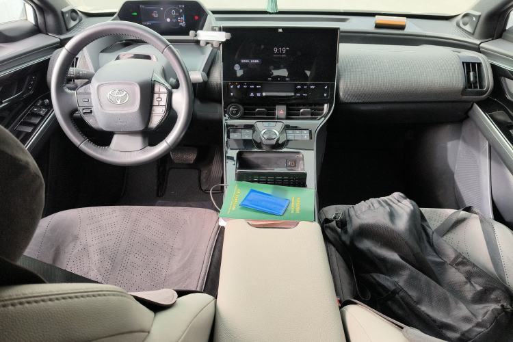 Used Toyota BZ 4X 2025 615 Max Version Center Console