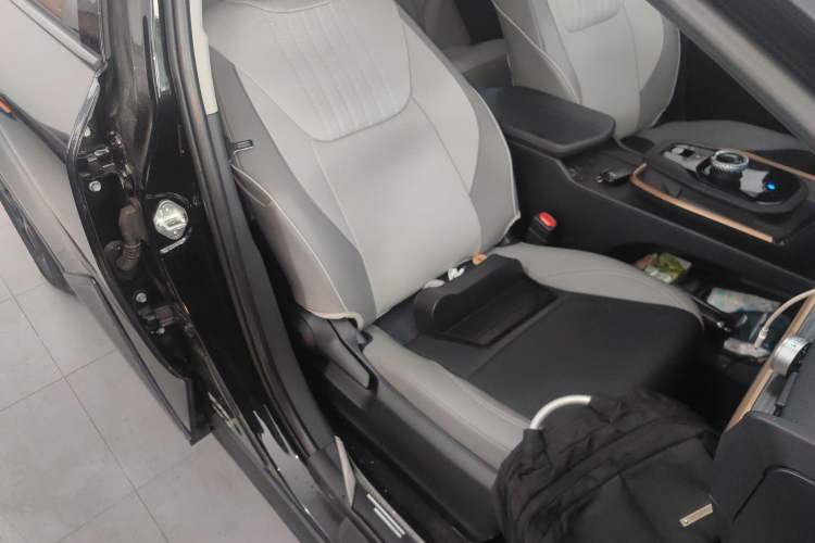 Used Toyota bZ3 2023 517 km Elite PRO Right Front Seat