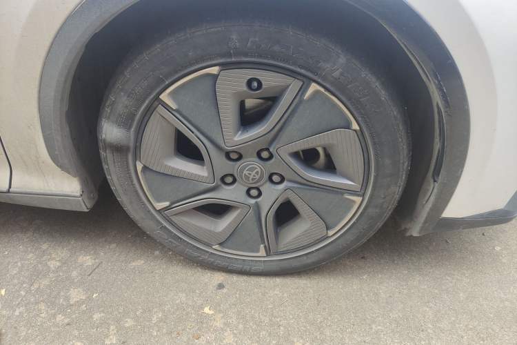 Used Toyota bZ3 2023 517 km Elite PRO Right Front Wheel Hub