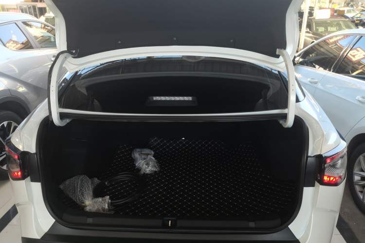 Used Toyota bZ3 2023 517 km Elite PRO Trunk