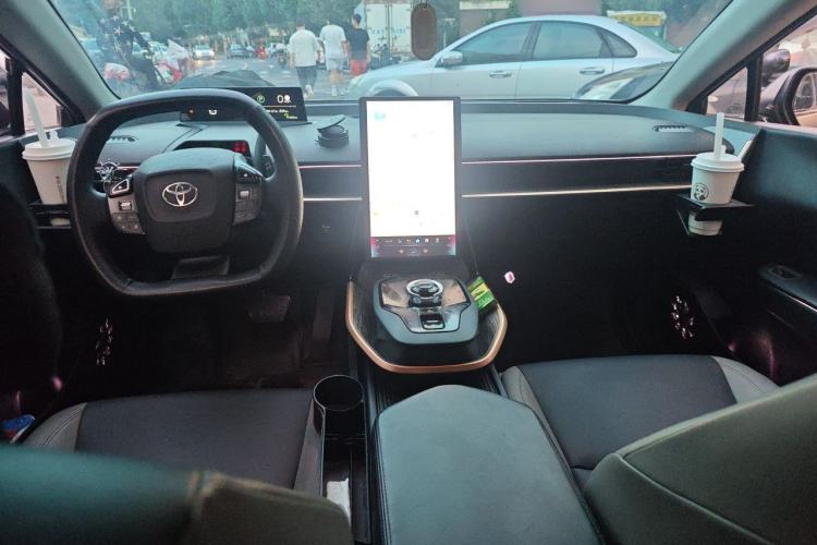 Used Toyota bZ3 2023 517 km Elite PRO Center Console