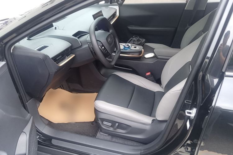 Used Toyota bZ3 2023 517 km Elite PRO Left Front Seat