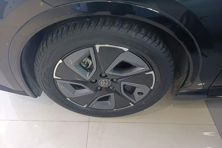 Used Toyota bZ3 2023 517 km Elite PRO Left Front Wheel Hub