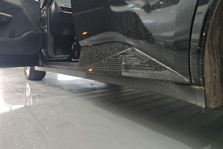 Used Toyota bZ3 2023 517 km Elite PRO Left Side Sill
