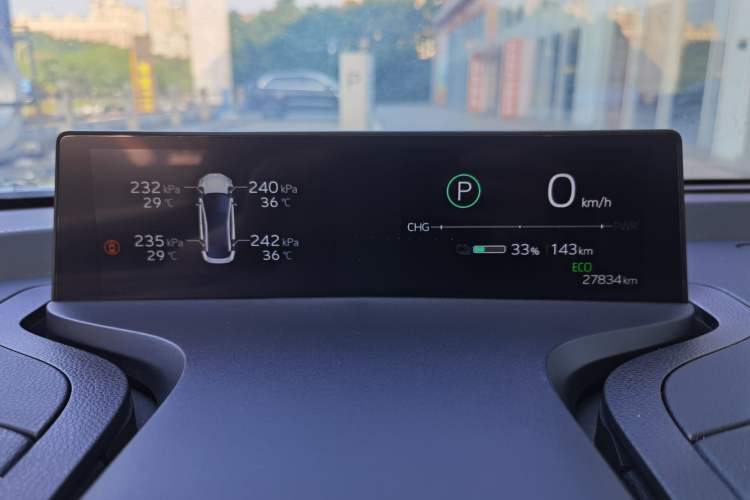 Used Toyota bZ3 2023 517 km Elite PRO Odometer Close Up