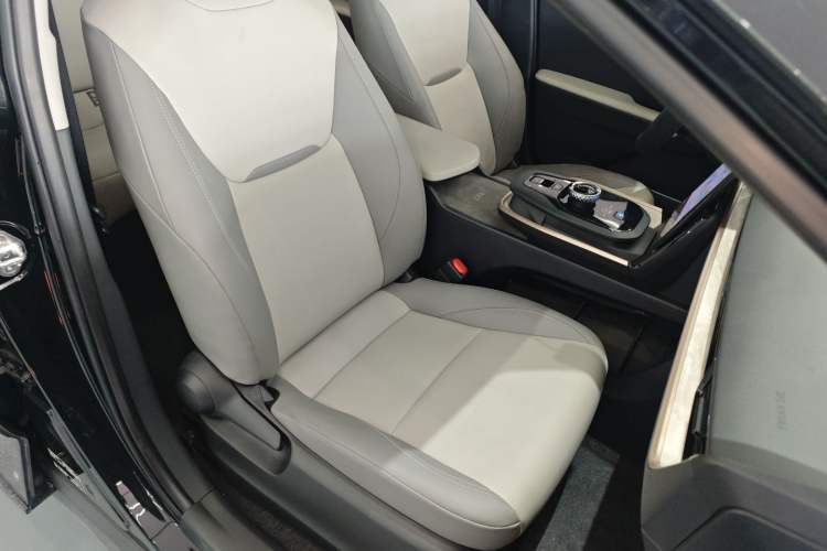 Used Toyota bZ3 2023 517 km Elite PRO Right Front Seat