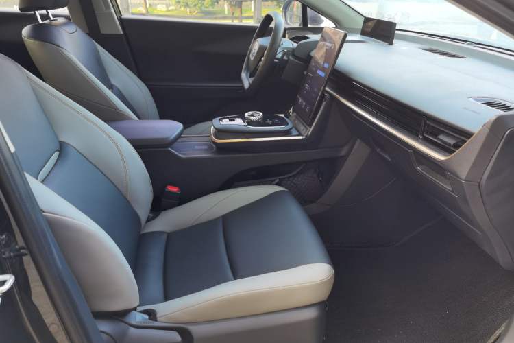 Used Toyota bZ3 2023 517 km Elite PRO Right Front Seat