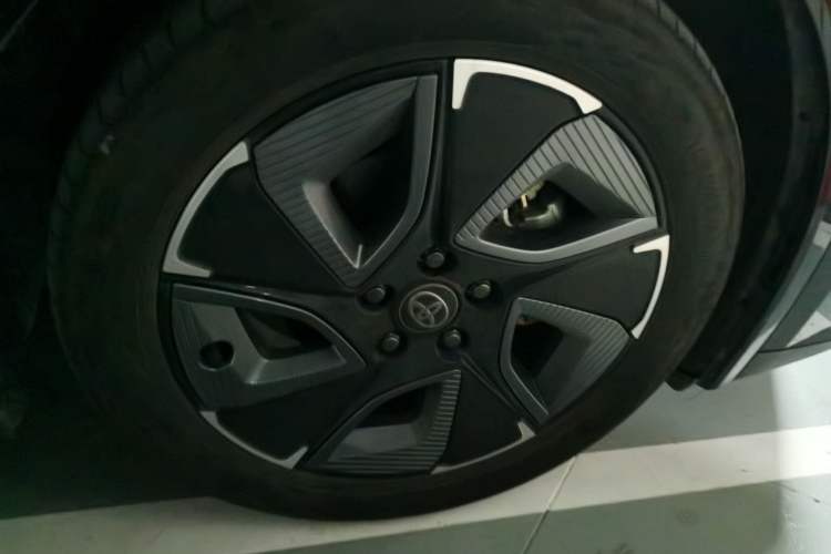 Used Toyota bZ3 2023 517 km Elite PRO Right Front Wheel Hub