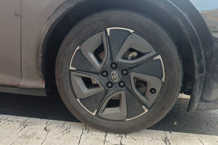 Used Toyota bZ3 2023 517 km Elite PRO Right Front Wheel Hub