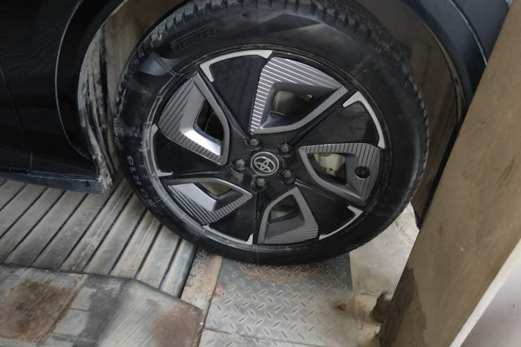 Used Toyota bZ3 2023 517 km Elite PRO Right Front Wheel Hub