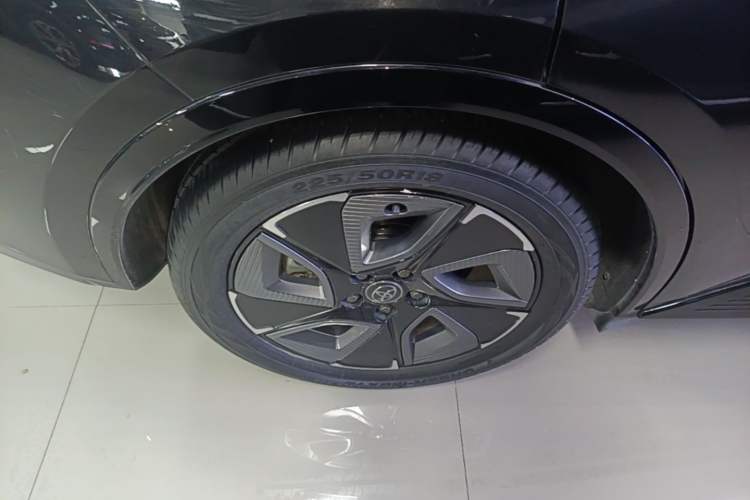 Used Toyota bZ3 2023 517 km Elite PRO Right Rear Wheel Hub