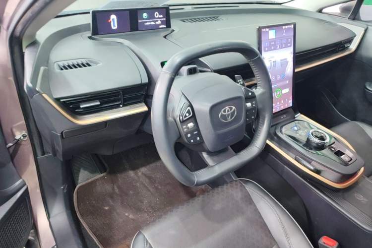 Used Toyota bZ3 2023 616 km Long-Range Premium Center Console