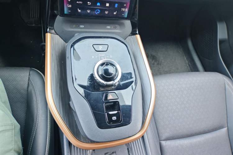 Used Toyota bZ3 2023 616 km Long-Range Premium Gear Lever