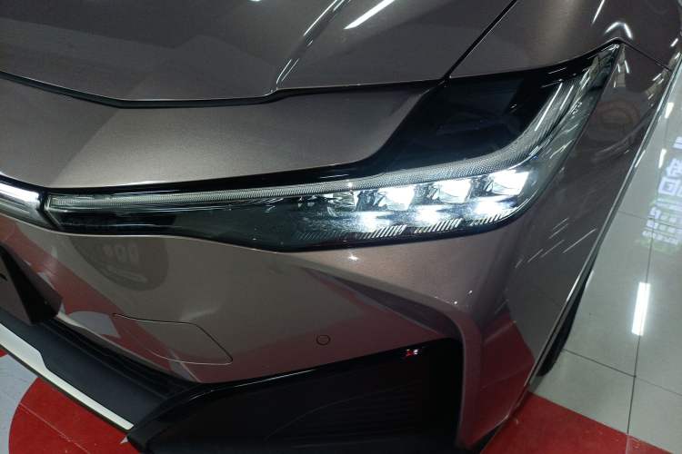 Used Toyota bZ3 2023 616 km Long-Range PRO Left Front Headlight