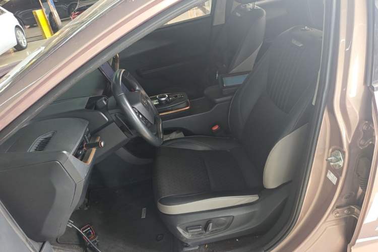 Used Toyota bZ3 2023 616 km Long-Range Premium Left Front Seat